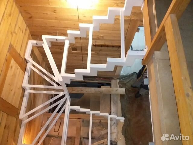 Лестница лмк-10 на ломаных косоурах с забегами