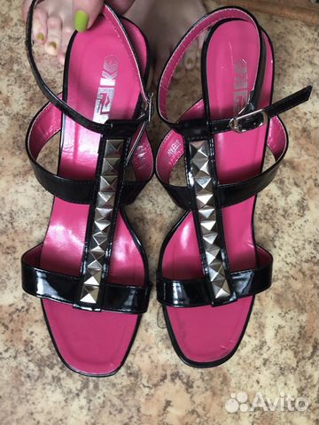 Черные босоножки с заклепками на высоком каблуке Черные босоножки с заклепками на высоком каблуке