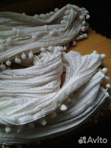 Палантин белый с помпонами Палантин белый с помпонами