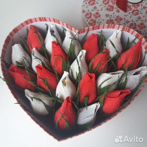 Цветы из конфет в коробке