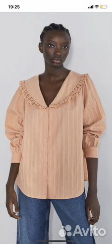 Блуза с воротником и воланами