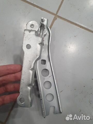 Петля капота передняя левая Skoda Octavia 1Z Петля капота передняя левая Skoda Octavia 1Z