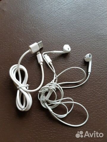 Наушники Apple EarPods with Lightning Connector и Наушники Apple EarPods with Lightning Connector и
