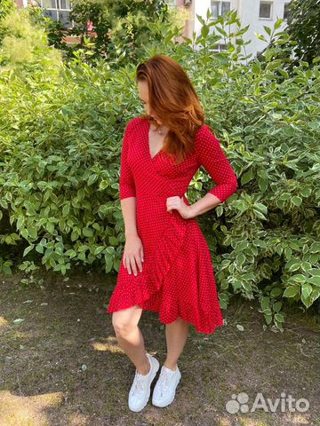 Платье на запах в горох красное