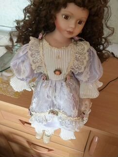 Кукла фарфоровая, стоит давно