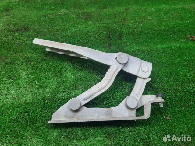 Петля капота передняя левая Skoda Octavia A5