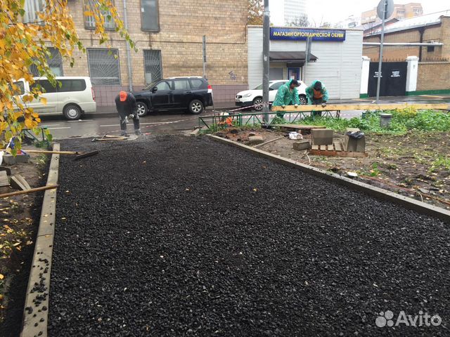 Асфальтная крошка во дворе частного дома фото