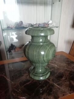 Вазы и настольные лампы из натурального камня