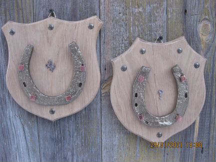 Деревянное панно с подковой