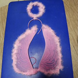 Ушки зайчиков, розовые крылья ангелочка, шляпы вед