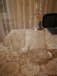 Графин, кувшин и стаканы