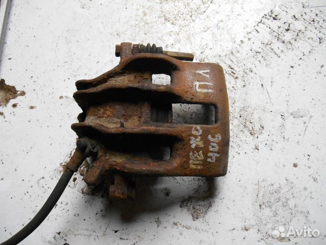 Передний левый суппорт Peugeot 406 Пежо 406