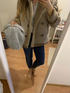 Образ (куртка+джинсы moms+шапка+полосатая рубашка)