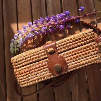 Сумка из ротанга на кнопке