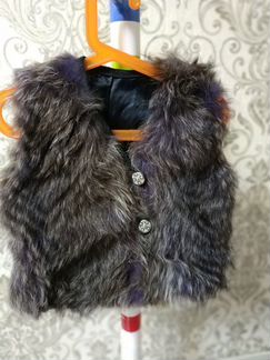 Меховая жилетка из енота для девочки