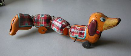 Заводная игрушка такса