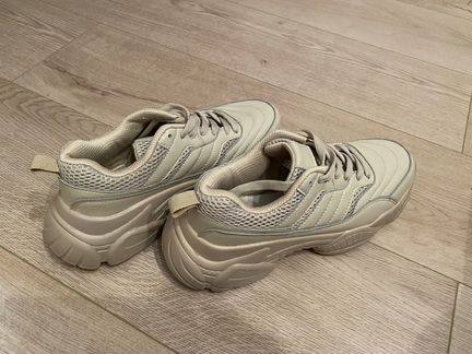 Женские кроссовки