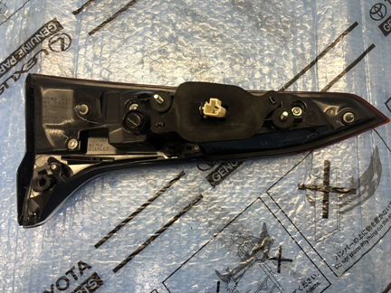 Фонарь правый в крышку Toyota Fortunner