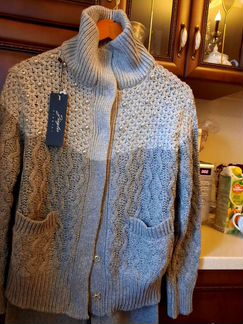 Новый вязанный костюм серого цвета