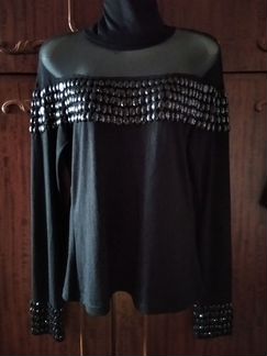 Кофта, украшенная крупными стразами