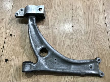 Рычаг передний поперечный Фольксваген Пассат