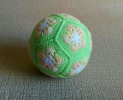Вязаный тактильный мячик - ручная работа