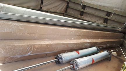 Не смонтированые секцион ворота с незаверш объекта