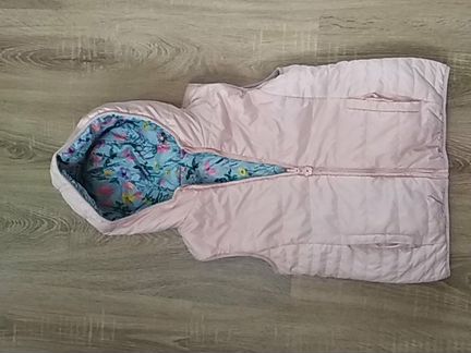 Жилет двухсторонний девочке 140 демисезонный