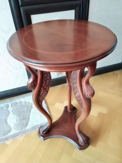 Столик туалетный