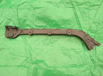 Направляющая заднего бампера 5E5807394 Шкода