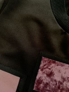 Чёрная футболка с аппликацией