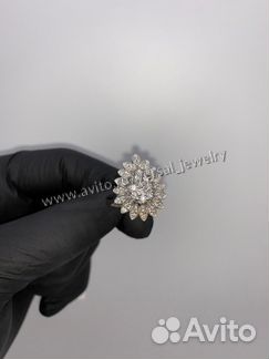 Роскошный гарнитур с бриллиантами из белого золота