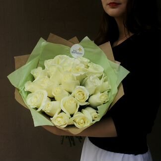 25 белых роз 50 см