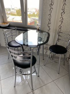 Стол и стулья