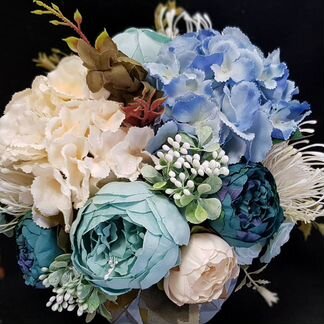 Интерьерная композиция из искусственных цветов