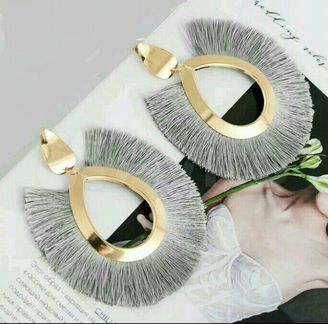 Металлические серьги золотого цвета с серыми нитям