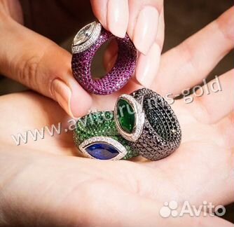 Роскошное кольцо из золота с натуральными камнями