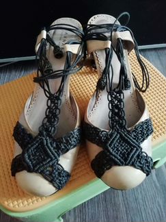 Босоножки (37 р.) Carnaby на завязках